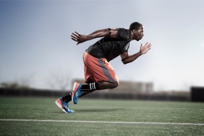 勇士球员在训练中挑战三分连中引发全队欢呼，勇士队三分命中率