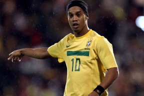 比赛前教练组反复推演战术确保每位球员明确角色与站位，比赛前教练在排兵布阵时的想法是