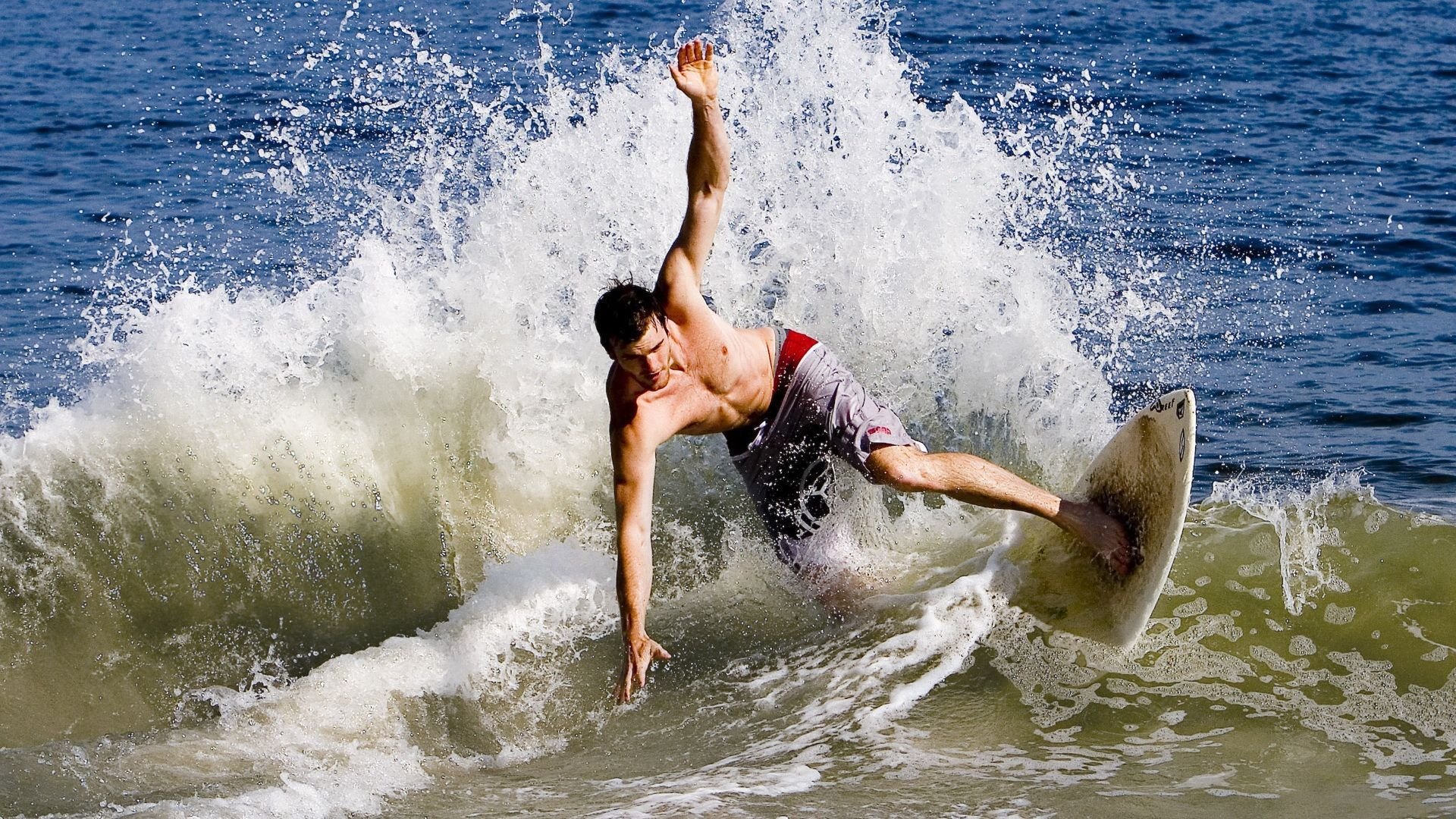 全球青少年足球交流日益频繁，推动体育文化国际化，开展青少年足球运动的意义